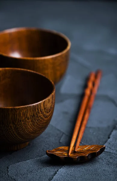 Dřevěné misky s dřevěnými hůlkami — Stock fotografie