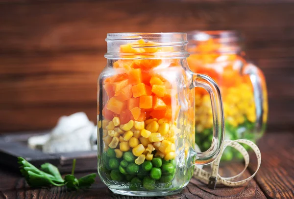 Gemüse in Glasgläsern mischen — Stockfoto