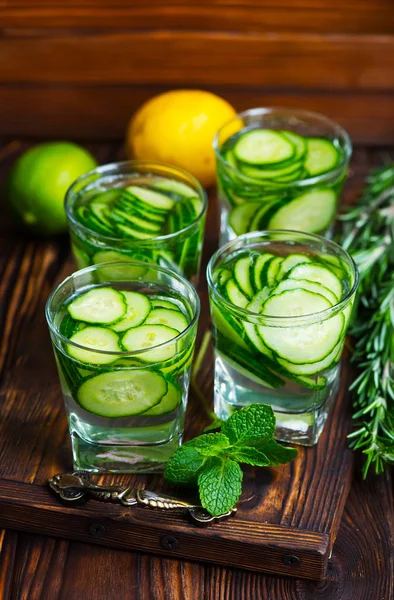 Bebida de pepino em copos — Fotografia de Stock