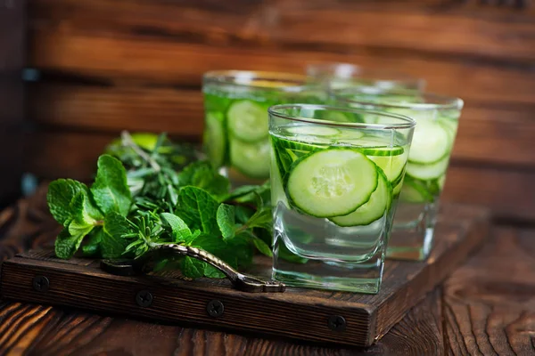 Okurkový nápoj v brýlích — Stock fotografie