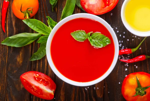 Sopa de tomate en un tazón —  Fotos de Stock