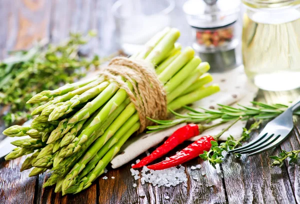 Raw asparagus with salt — Stock Photo, Image