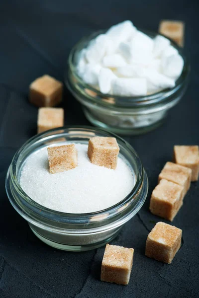 Сахар в миске на столе — стоковое фото