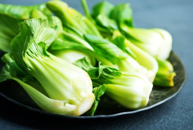 temiz pak choi plaka üzerinde 