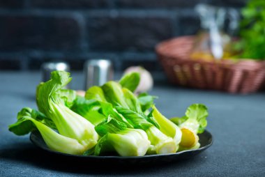 temiz pak choi plaka üzerinde 