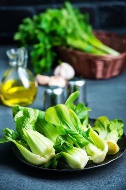 temiz pak choi plaka üzerinde 