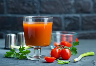 Bardakta domates suyu