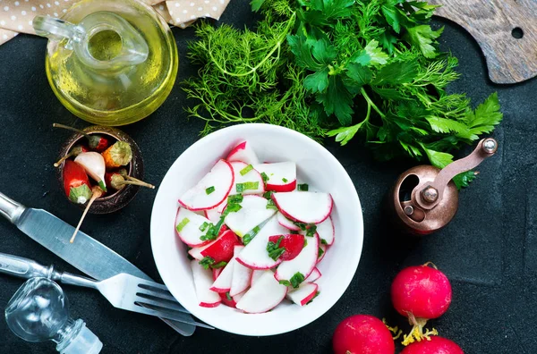 Radijs salade in kom — Stockfoto