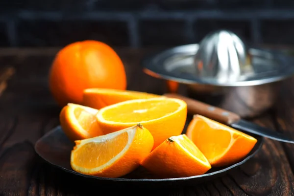 Verse sinaasappelen op het houten bord — Stockfoto