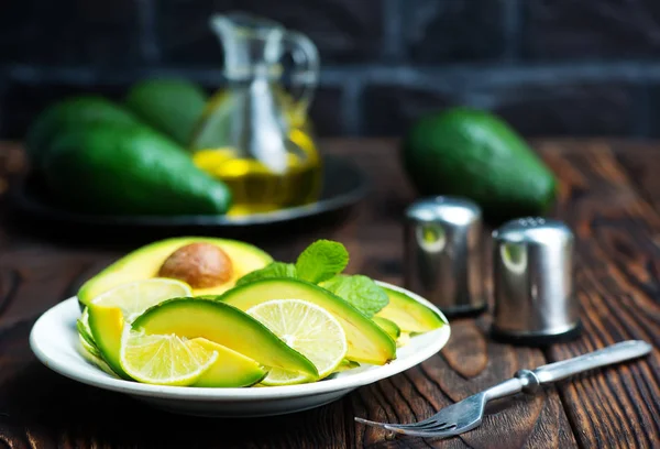 Insalata di avocado sul piatto — Foto Stock