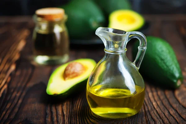 Авокадо олія в пляшці — стокове фото