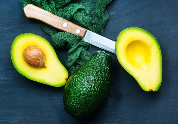 Verse avocado's op een tafel — Stockfoto