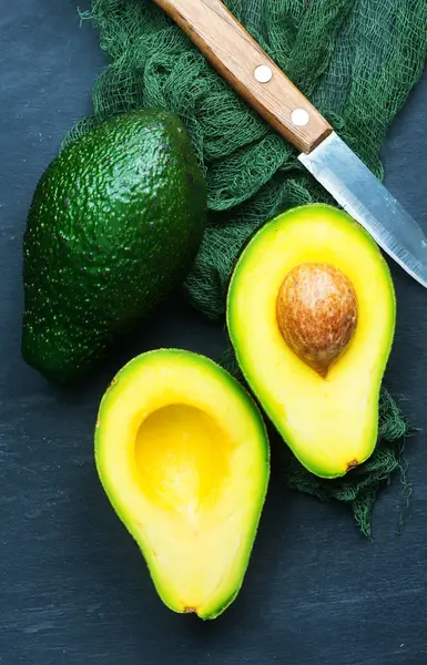 Verse avocado's op een tafel — Stockfoto