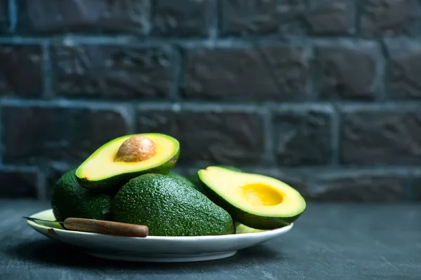 Свежие авокадо на столе — стоковое фото