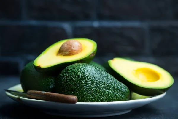 Verse avocado's op een tafel — Stockfoto