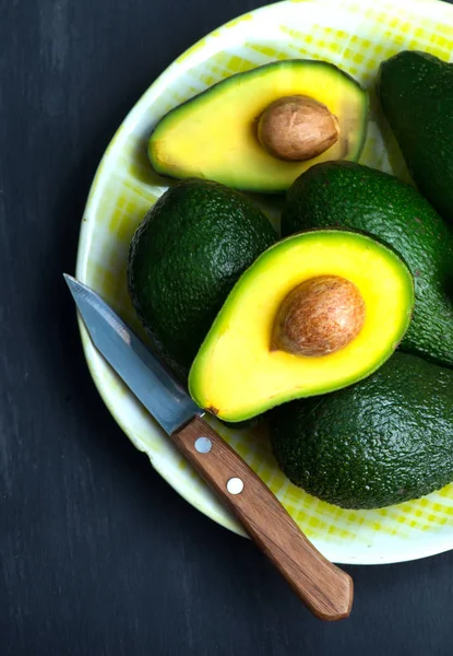 Verse avocado's op een tafel — Stockfoto