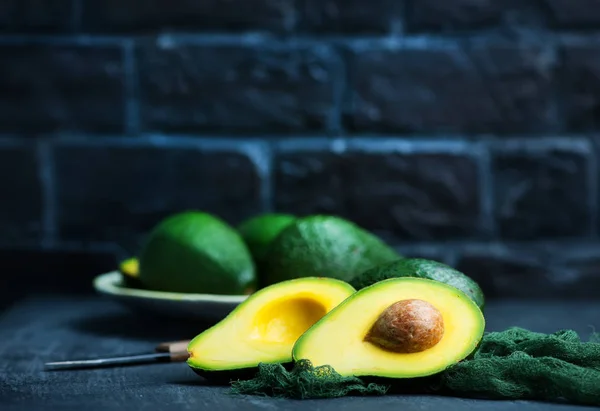 Verse avocado's op een tafel — Stockfoto