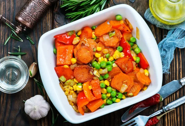 Stekta grönsaker i skål — Stockfoto