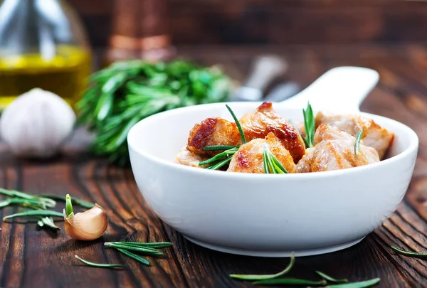 Carne fritta in ciotola — Foto Stock