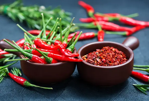 Chilischoten auf dem schwarzen Tisch, — Stockfoto