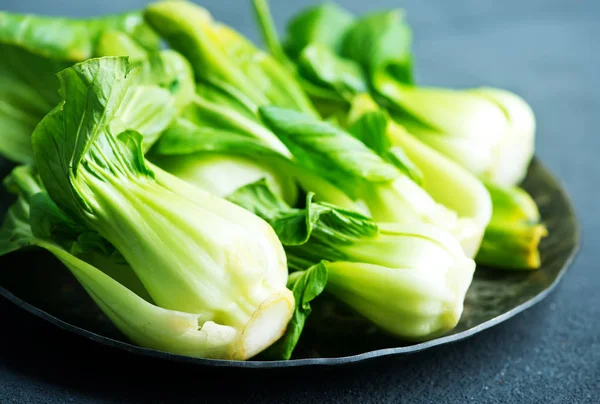 Pak choi fresco sul piatto — Foto Stock