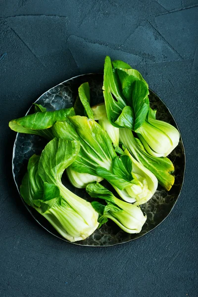 Pak choi fresco en el plato — Foto de Stock