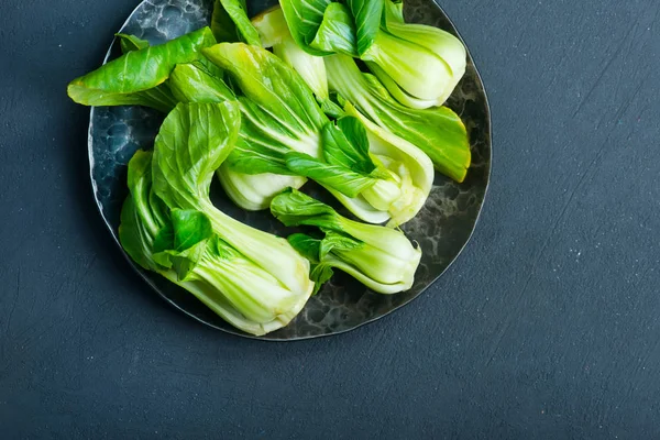 Fersk pak choi på plate – stockfoto