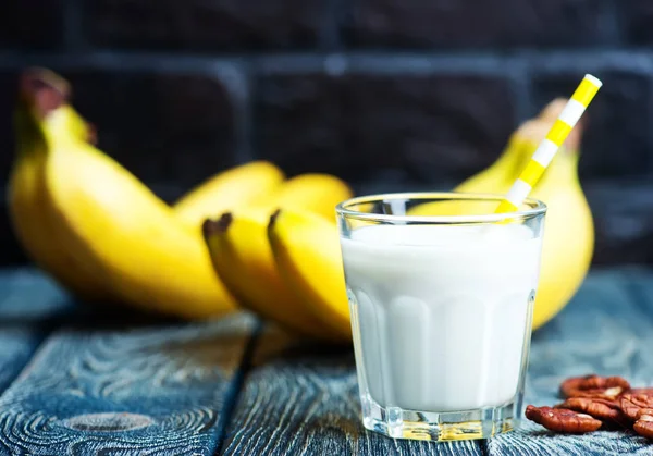 Jogurt bananowy w szkle — Zdjęcie stockowe