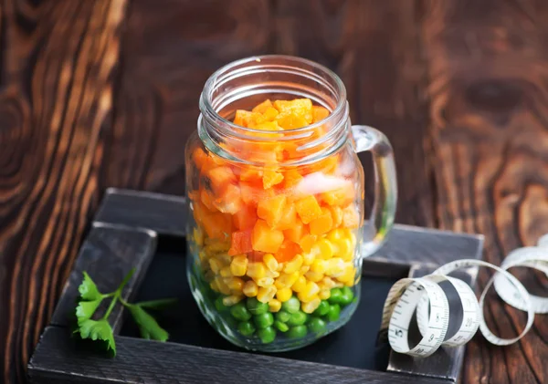 Змішати овочі в скляній банці — стокове фото