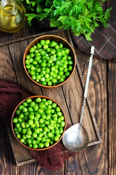 Guisantes verdes en tazones — Foto de Stock