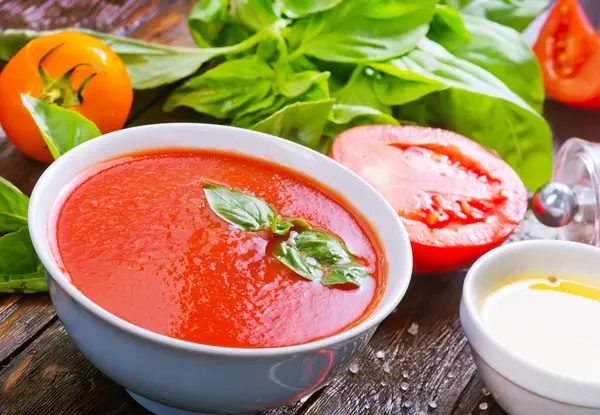 Sopa de tomate en un tazón —  Fotos de Stock