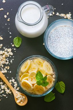 süt chia tohumu ve muz ile