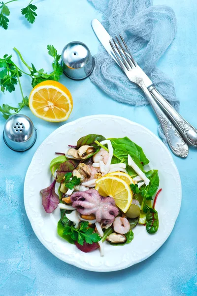 Fresh salad with shrimps — Stock Photo, Image