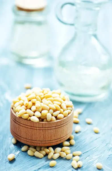 Nueces de cedro en cuenco de madera — Foto de Stock