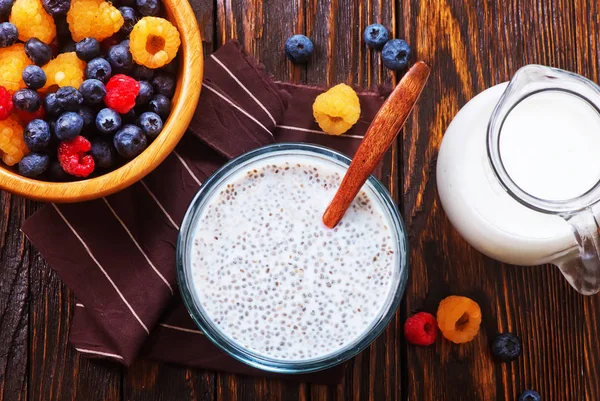 Chia Pudding mit Beeren — Stockfoto