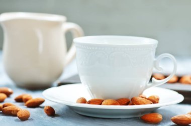 badem sütü fincan ile