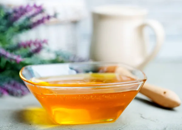 Miel y almendras en la mesa — Foto de Stock