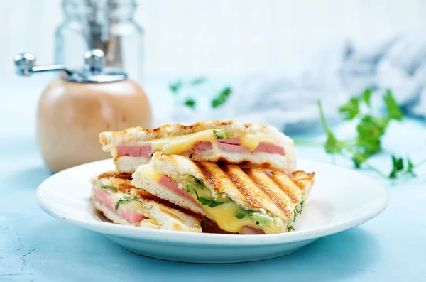 Sandwiches auf weißem Teller — Stockfoto