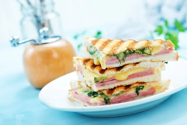 Sandwiches en plato blanco — Foto de Stock