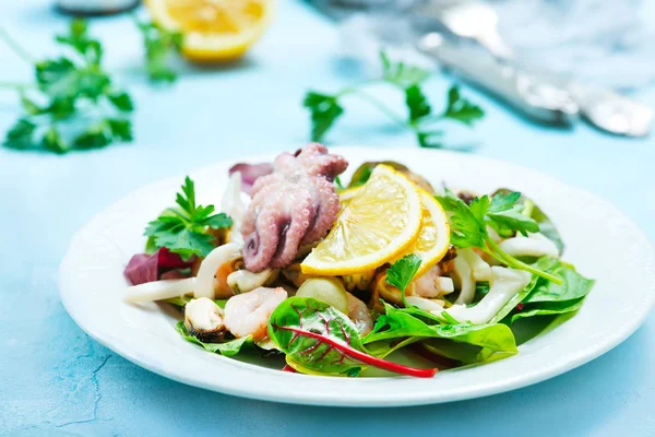 Fresh salad with shrimps — Stock Photo, Image