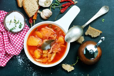 soupe fraîche dans un bol