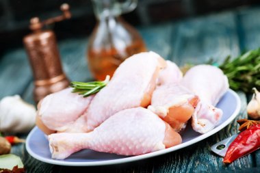 Çiğ tavuk bacağı. 