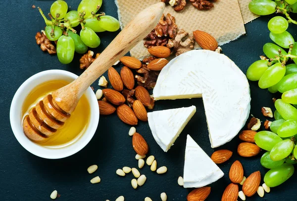 Sýr s medem a ořechy — Stock fotografie