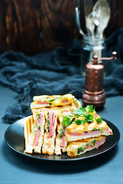 Клубні бутерброди на тарілці — стокове фото