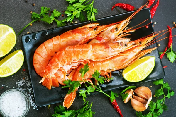 Boiled shrimps with salt — Stock Photo, Image