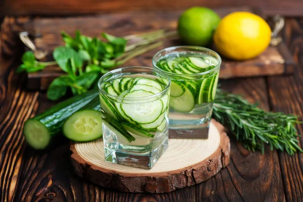 Detoxikační nápoj a čerstvá zelenina — Stock fotografie