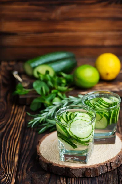 Детоксикаційний напій і свіжі овочі — стокове фото