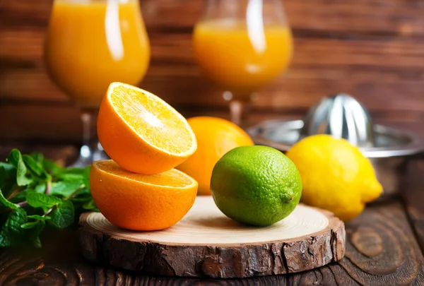 Frisches Obst und Saft — Stockfoto