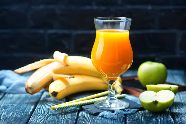 Bananen und Apfelsaft — Stockfoto