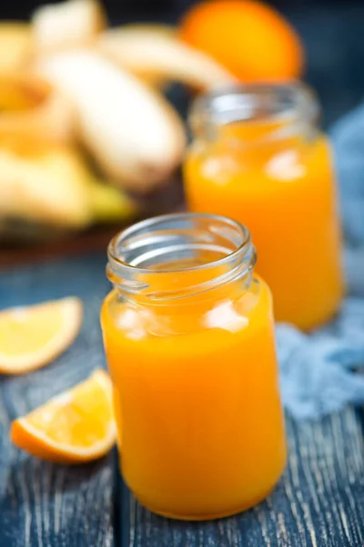 バナナとオレンジのジュース — ストック写真